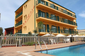 Отель Hotel Picasso  Торроэлья-Де-Монгри